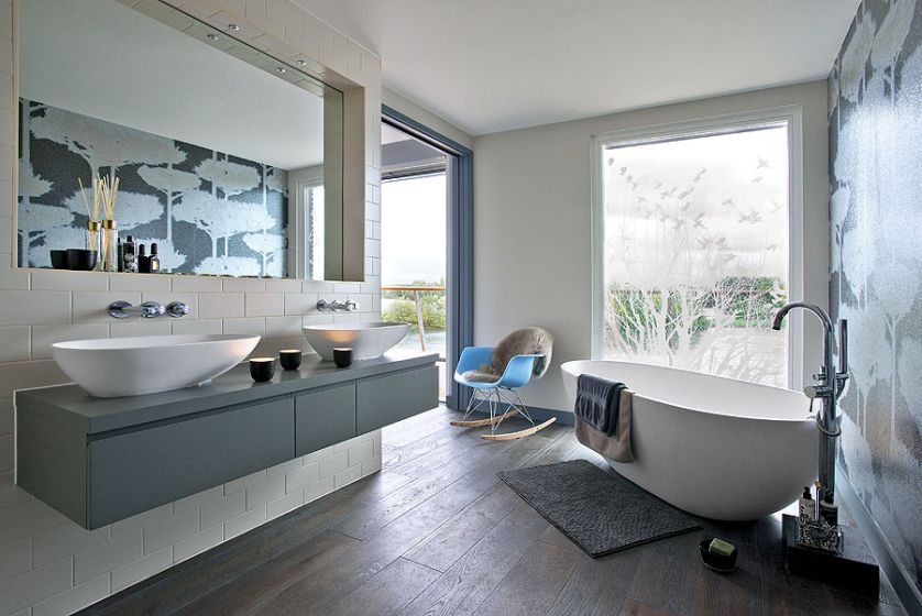 Dom nad jeziorem jest ogromny. Króluje w nim szarość, którą ogrzewają żółte dodatki i drewno z modrzewia syberyjskiego. Są