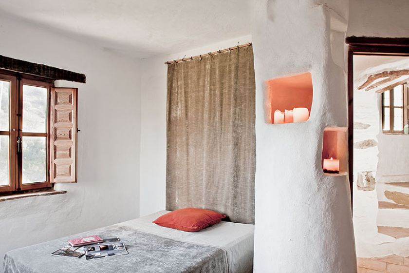 Dom odnowiony tradycyjnymi metodami przy użyciu kamieni, zaprawy i wapna.