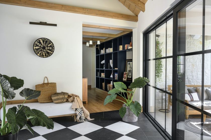 dom w stylu farmhouse hol