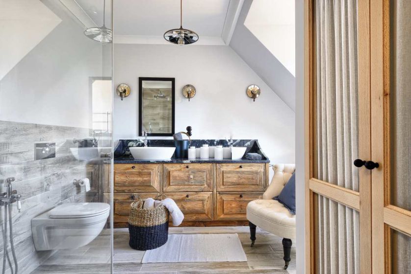 łazienka z drewnem na poddaszu