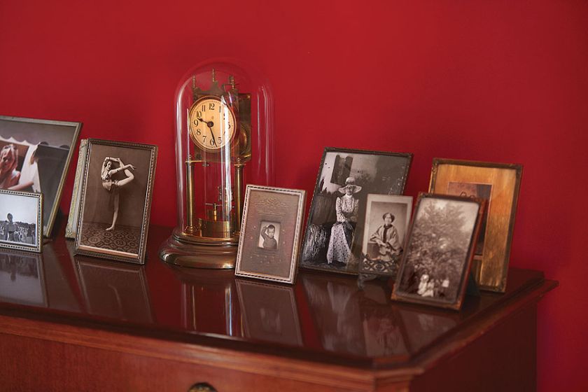 Dom wypełniają stare meble, pamiątki rodzinne, sztuka.