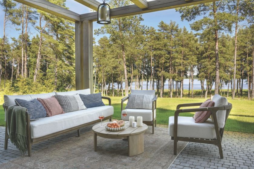 taras w domu nad jeziorem