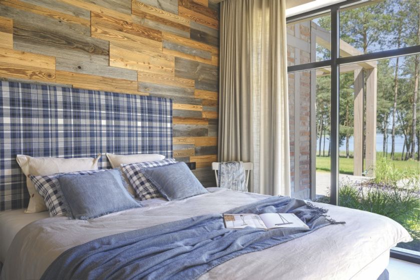 biało-niebieska sypialnia z drewnem