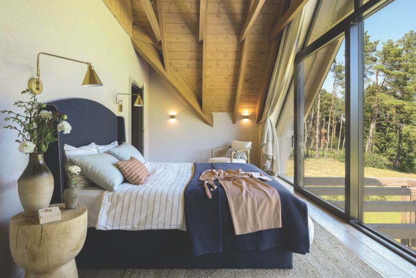 sypialnia z widokiem na jezioro