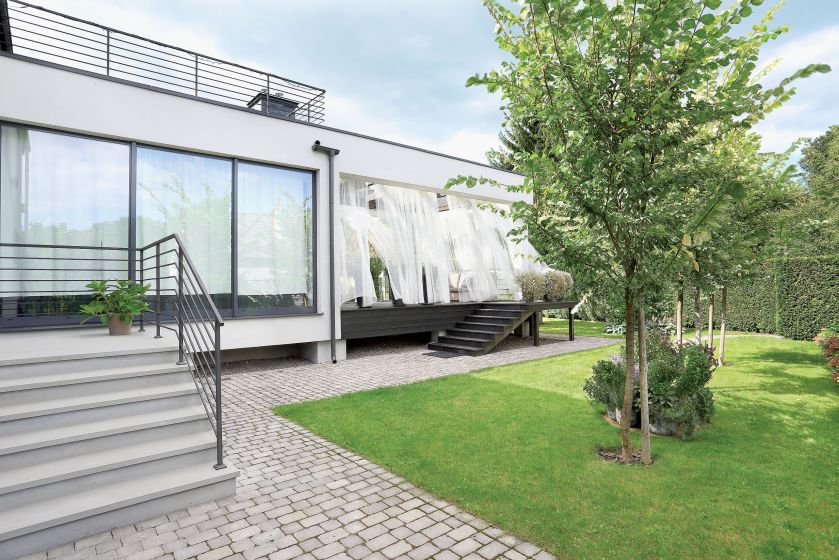 - Mottem domu jest ciągła pogoń za słońcem. Żyje się tam, gdzie akurat docierają jego promienie. Dlatego zbudowałam z