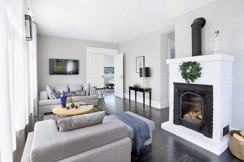 Matkę Boską z biszkoptowej porcelany (na kominku) i lampę na kryształowej nóżce (na konsoli od Bed Breakfast) Kasia