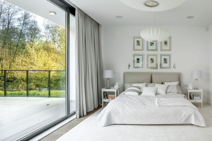 Szum drzew i wiatru jest cudowny, ale można też posłuchać muzyki z ukrytych w suficie głośników. Nad łóżkiem wiszą