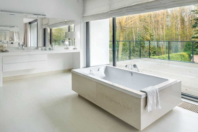 Nowoczesny dom przypominający modernistyczny pawilon wyszedł dokładnie taki, jaki sobie wymarzyli właściciele. Zapraszamy