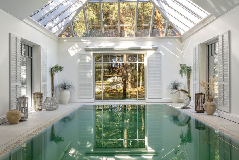 dom z basenem wewnętrznym