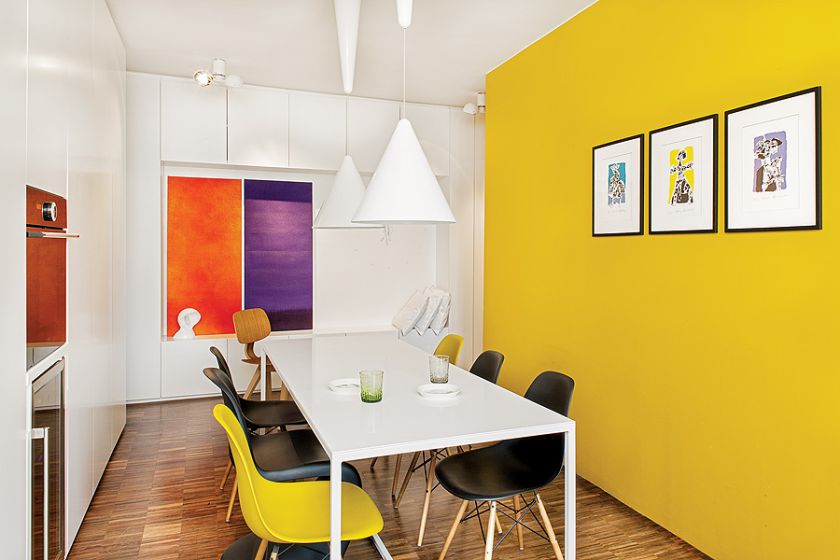 Domowa galeria. Wnęka obudowana szafkami to nie tylko miejsce do odpoczynku, ale i kącik dla sztuki.