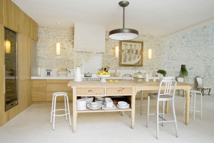 Drewniane meble i surowe ściany. Stara olejarnia zamieniona na loft