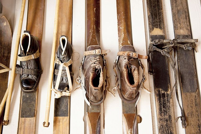 Drewniane narty ze skórzanymi wiązaniami.