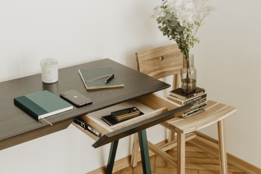 biurko drewniane z szufladami