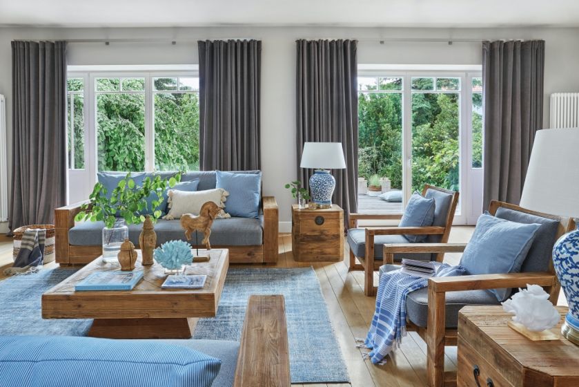 drewniane meble i niebieskie dodatki w salonie