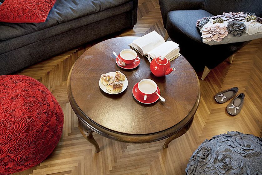 Drewniany parkiet (firma PPHU Andrzej Komosiński) i stolik ze staroci wnoszą do teatralnego wnętrza odrobinę klasyki.