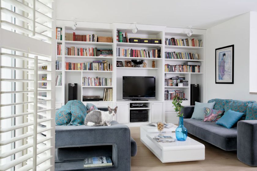 Drewno, cegła i błękit w apartamencie na Saskiej Kępie. Zdjęcia nowoczesnego loftu w Warszawie.