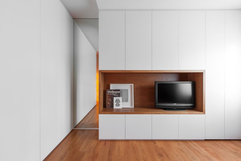 Drewno w nowoczesnym domu sprawia, że stonowana i chłodna kolorystyka schodzi na drugi plan.