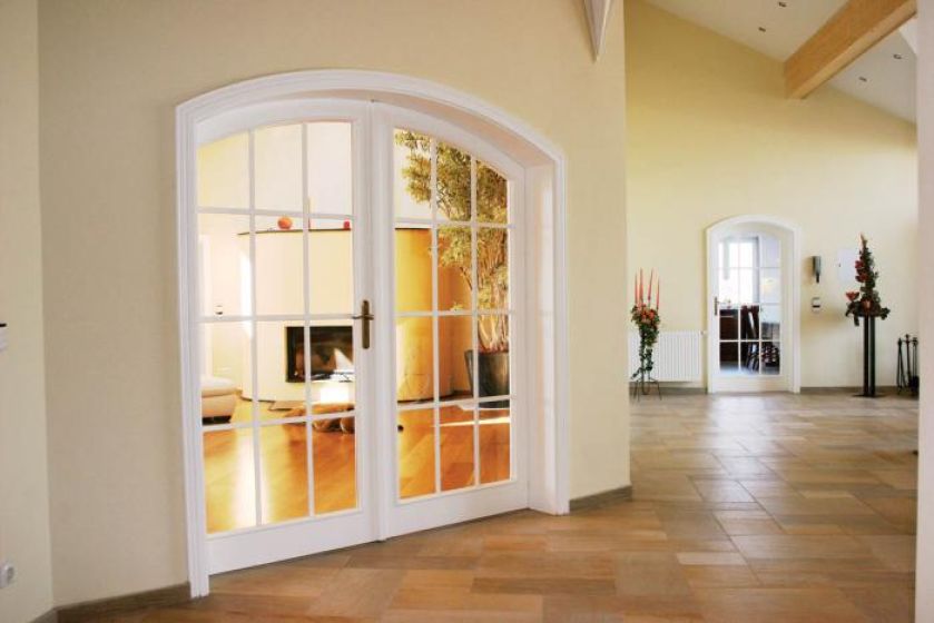 Drzwi bukowe malowane na biało. Cena - 6800 zł. KAMI