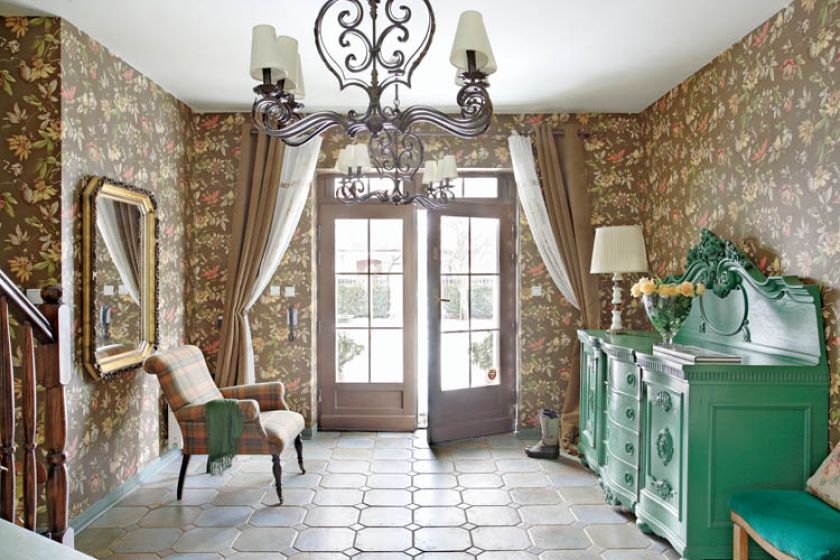 Drzwi na oścież, a tuż za nimi wielki hol.