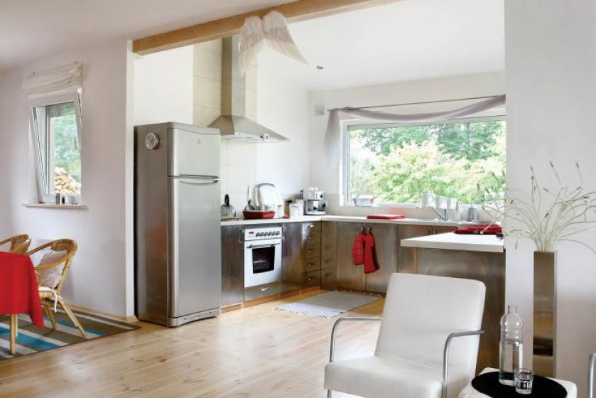 Duże okno nad blatem. Urządzony z pomocą... aniołów