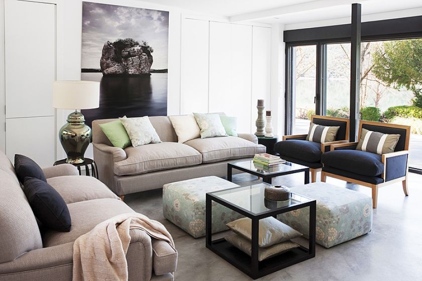 Dwuosobowa Surrey, tkanina Darvel w cenie 10500 zł. Fotele Brandon, tkanina Dakota Antracita za 4950 zł.