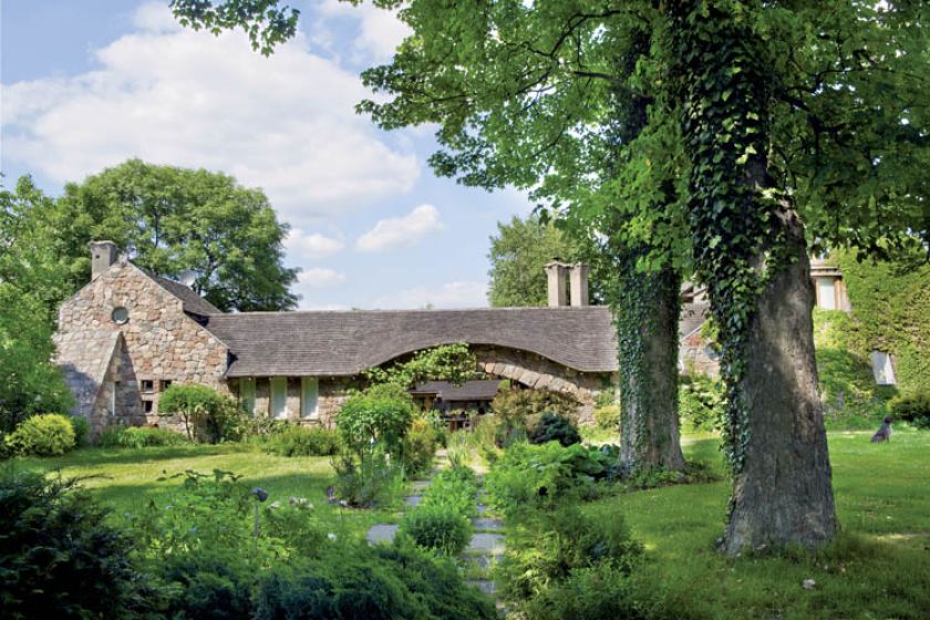 Dzięki zieleni wydaje się, że dom stał tu zawsze.