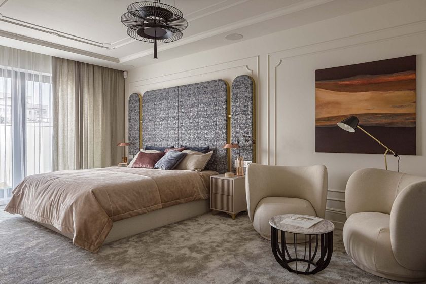 sypialnia w beżach i szarościach z dużym łóżkiem z tapicerowanym wezgłowiem