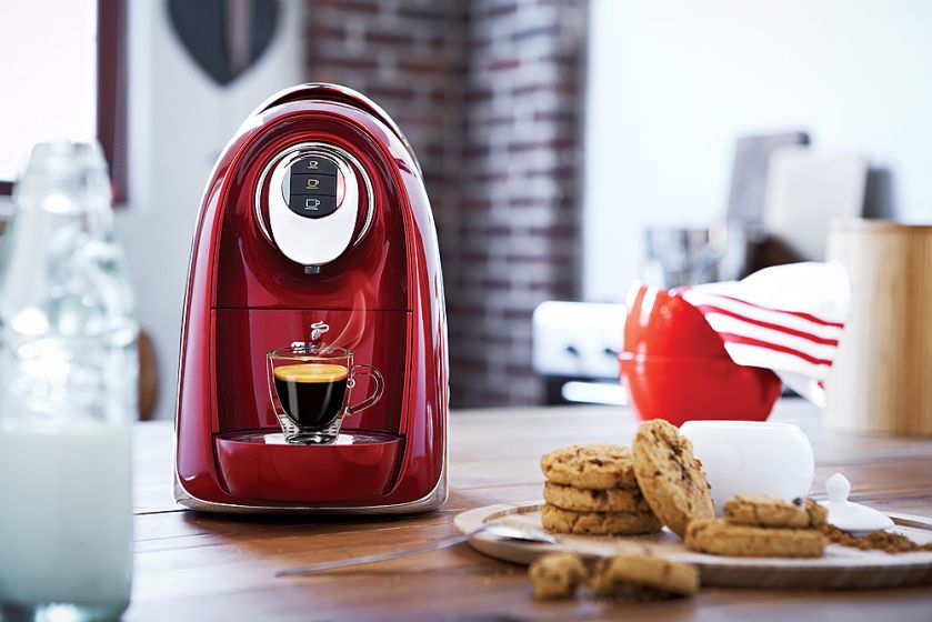 Ekspres ciśnieniowy Cafissimo Compact Red (299 zł) z kapsułkami. TCHIBO