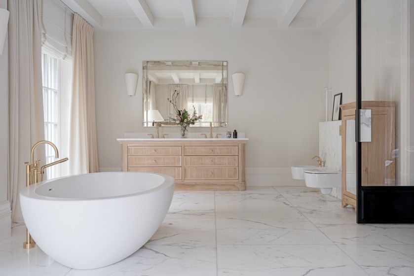 elegancka biała łazienka z drewnem