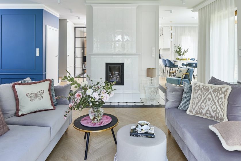 przytulny i elegancki salon z kominkiem