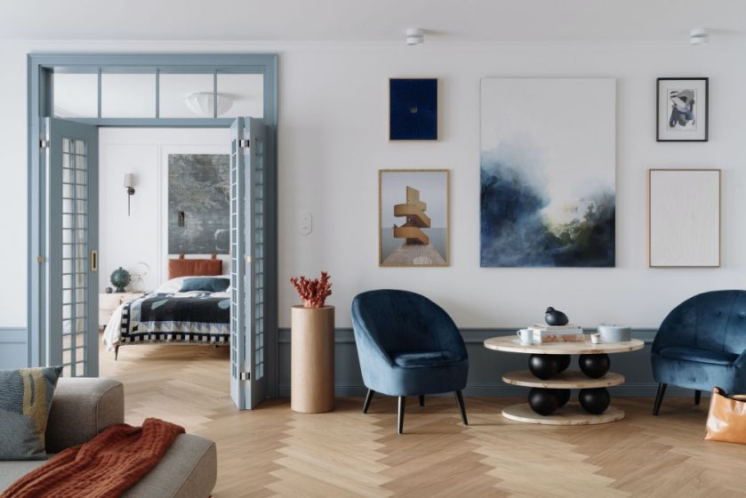 eleganckie mieszkanie z błękitnymi drzwiami