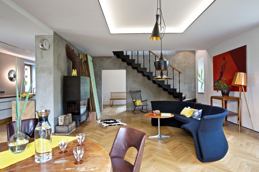 Dom zagadka – wnętrze z parkietem na ścianie