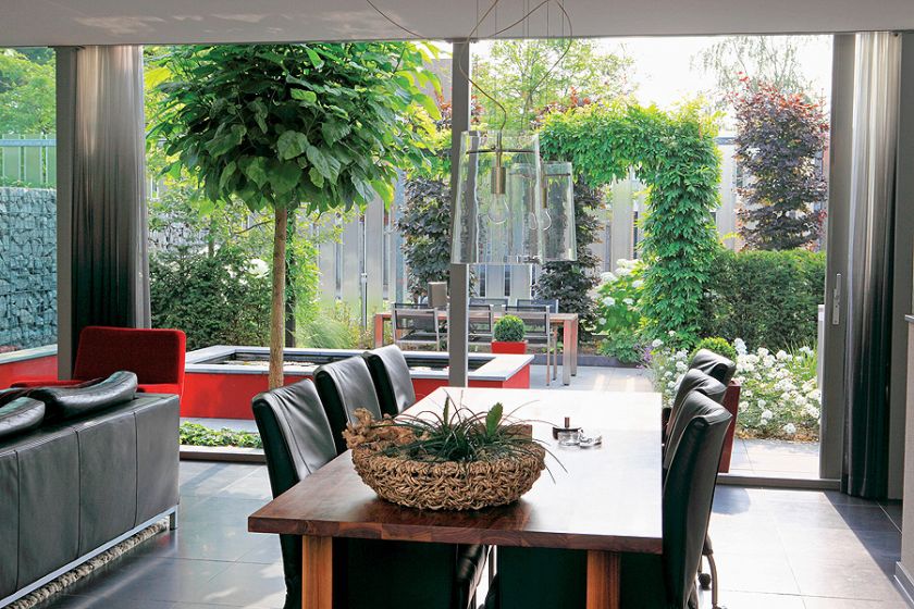 Gabiony to pomysłowa przegroda - wyglądają naturalnie, oddzielają od miejskiego hałasu i ogrodu sąsiada. Rosną