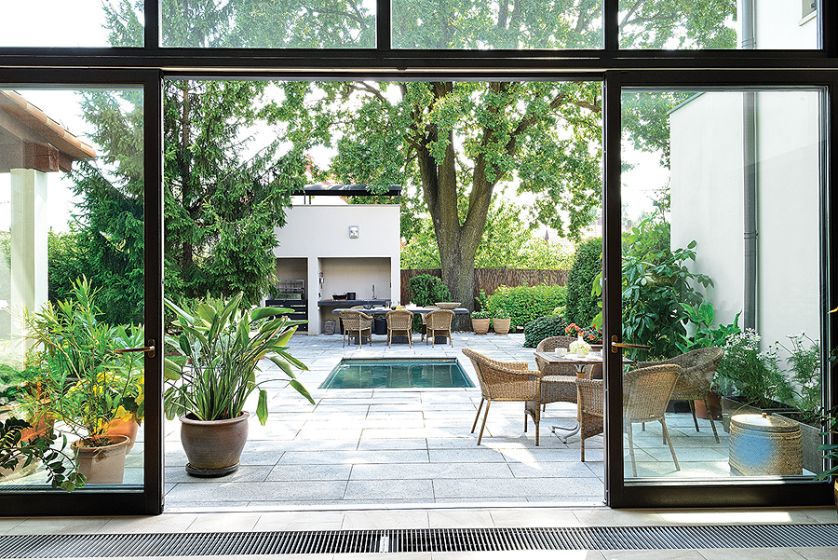 Gdy projektanci zaproponowali gospodarzowi, żeby pośrodku tarasu urządzić kamienny staw, nie był przekonany, bo to