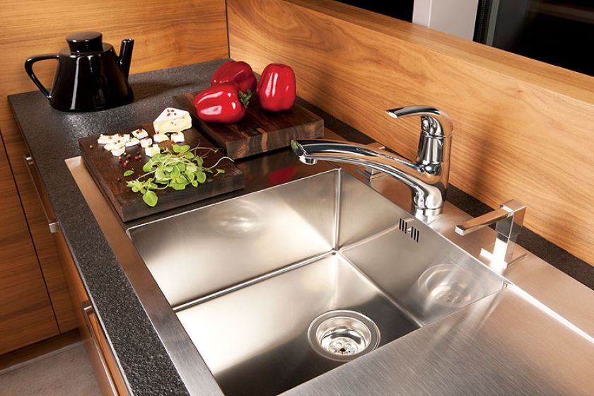 Genova VerdeLine ma ceramiczny regulator ciepłej wody oraz perlator. Cena 486 zł. FERRO