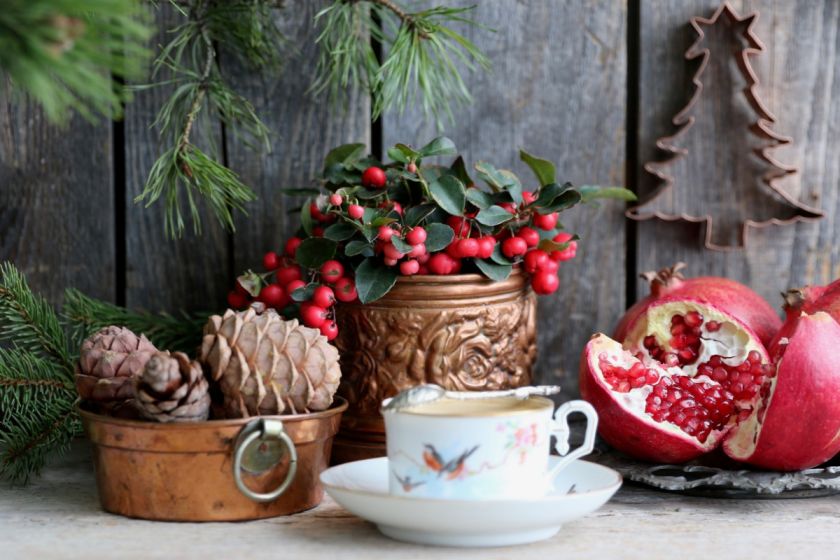 stroik świąteczny czerwone korale golterii i ciemnozielone listki