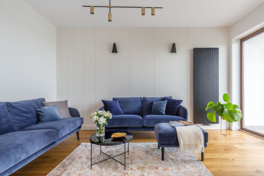 granatowa sofa kanapa w salonie