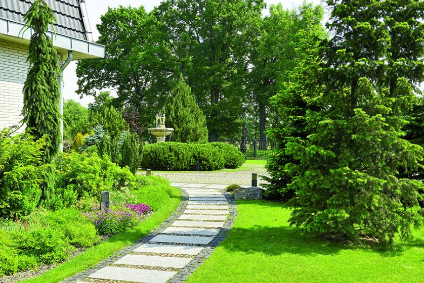 Granitowe ścieżki. Zieleń, kamień i woda