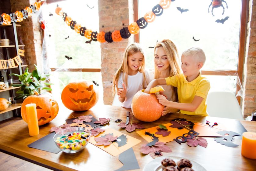 Przygotowywanie halloweenowych dekoracji to dobra okazja do spędzenia czasu z dziećmi.