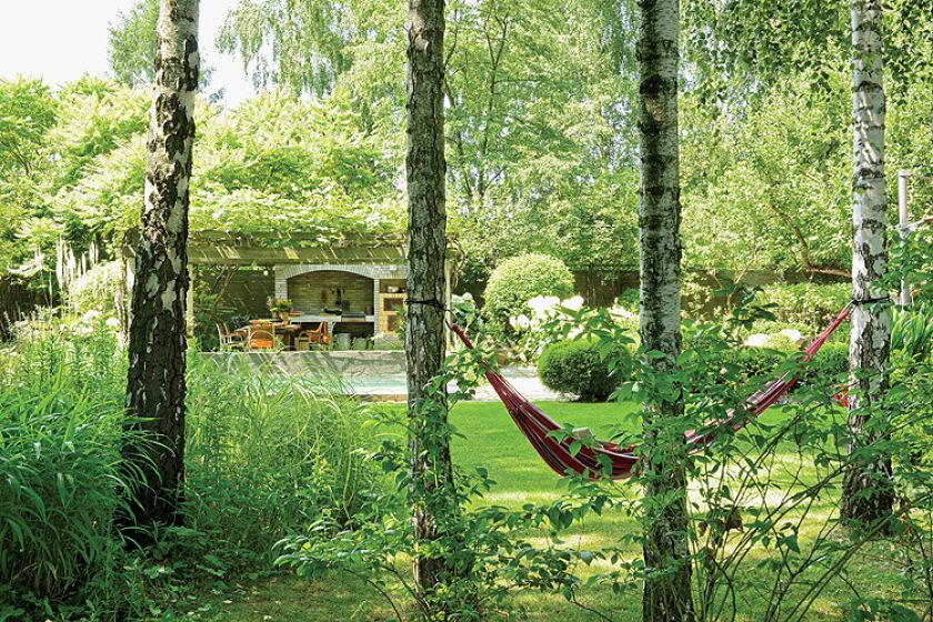 Idealne miejsce na hamak. Piękny ogród za zasłoną z drzew