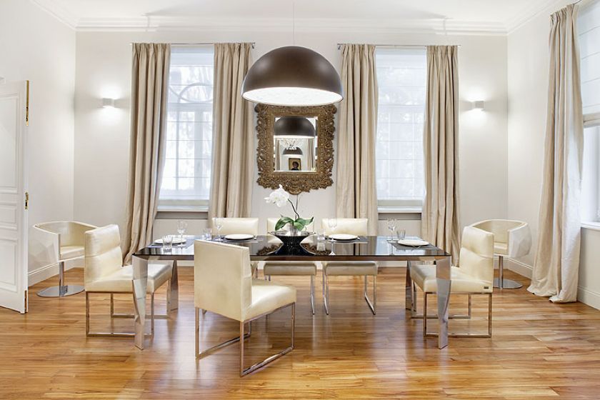 Imponujące żyrandole przyjechały z targów meblarskich w Paryżu.