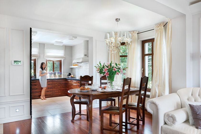 Jadalnię od kuchni oddziela jedynie inny rodzaj podłogi.