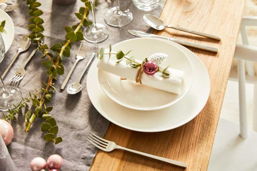 Jak udekorować stół wigilijny? Ponad 30 świątecznych aranżacji