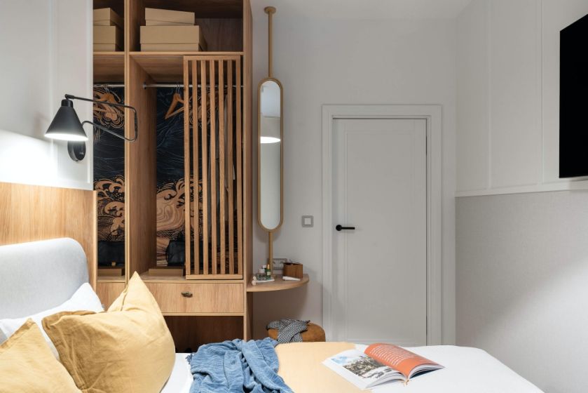 mała sypialnia w stylu japandi