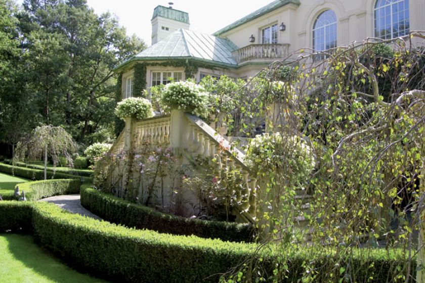 Jak w królewskich ogrodach: żywopłot z bukszpanu i trawnik przystrzyżony po angielsku.