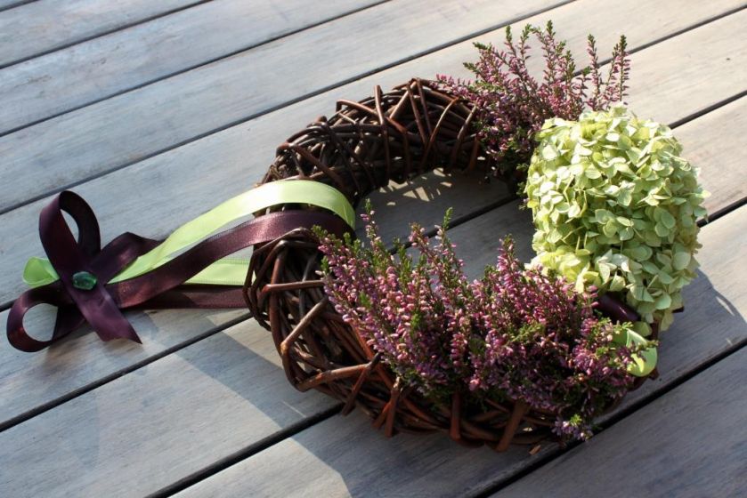 Jak zrobić jesienną dekorację z wrzosów? Wrzos posadzony w prowansalskiej doniczce nie bez powodu nazywany