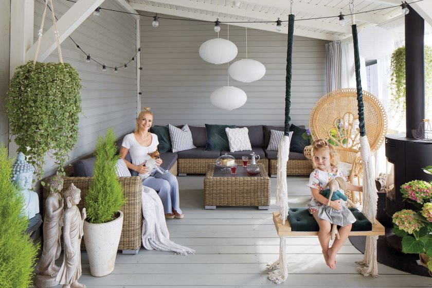 Dyplomowana krawcowa, matka czwórki dzieci i dziesiątek Stefków, ręcznie szytych lalek, najbardziej kocha urządzanie wnętrz.