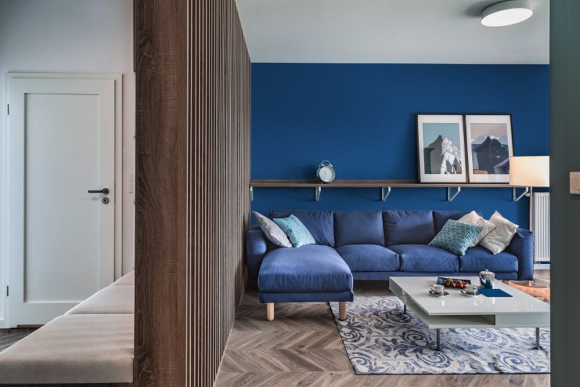 Salon w najmodniejszym kolorze 2020 roku – Classic Blue, aranżacja pracowni KODO Projekty i Realizacje