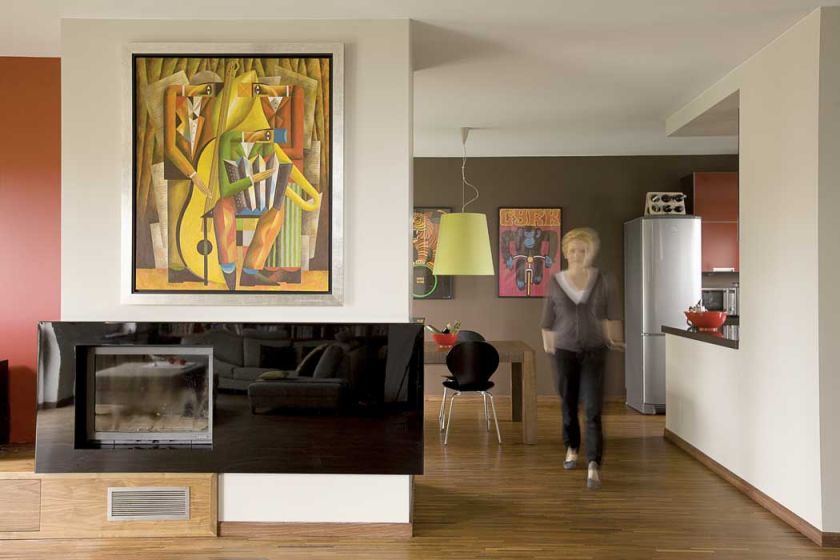 Jeśli masz duży, ciekawy obraz, powieś go na środku ściany.