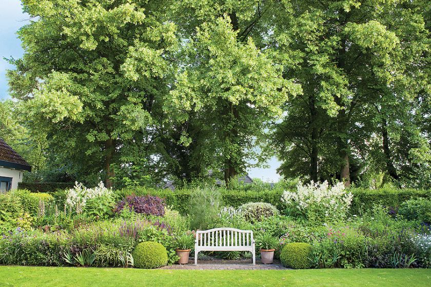 Jest możliwy. Właścicielka zostawiła ławki do odpoczynku.